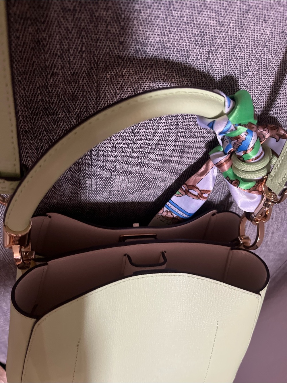 kate spade Light Green purse. Shouler strap area has a crease from hanging - Picture 16 of 16